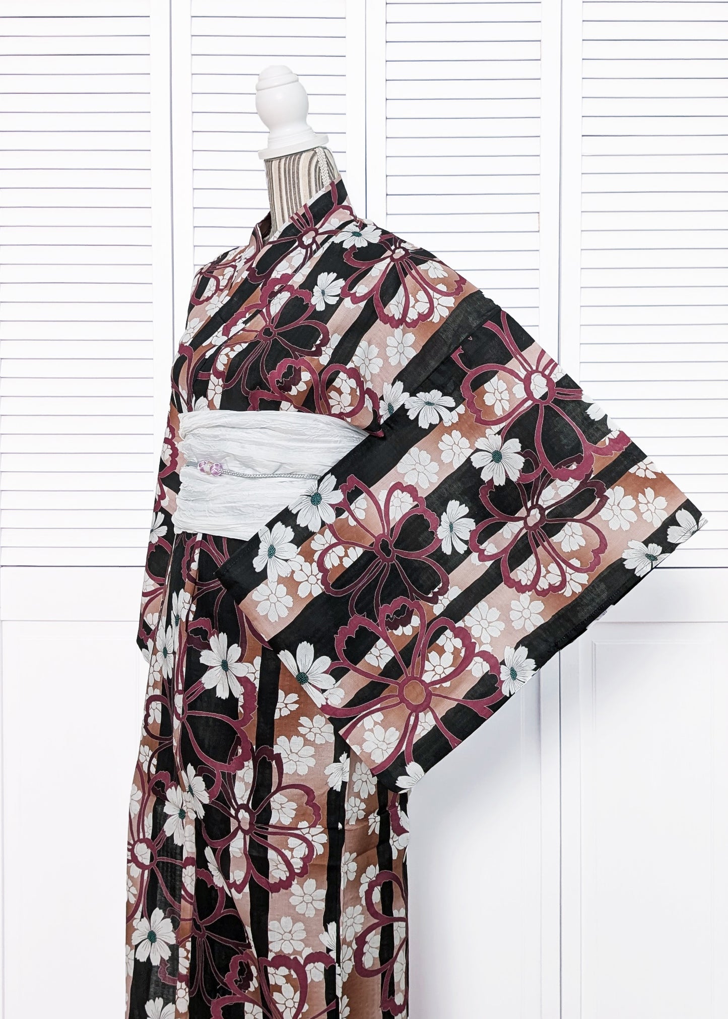 Traditional Japanese Floral Yukata Kimono - White Daisies in Black/Red