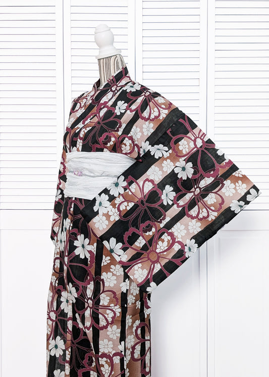 Traditional Japanese Floral Yukata Kimono - White Daisies in Black/Red