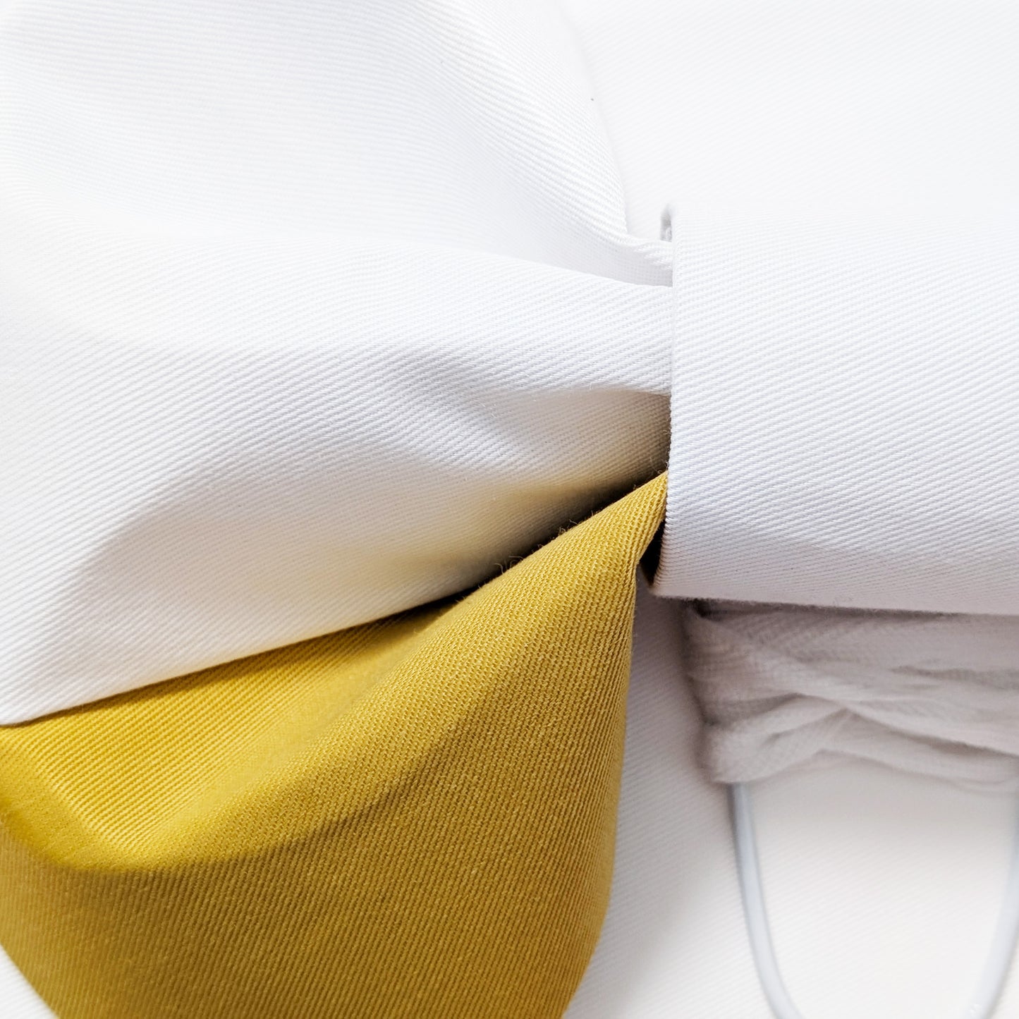 Traditional Japanese Women's Pre-Tied Obi Belt - Simple White/Gold