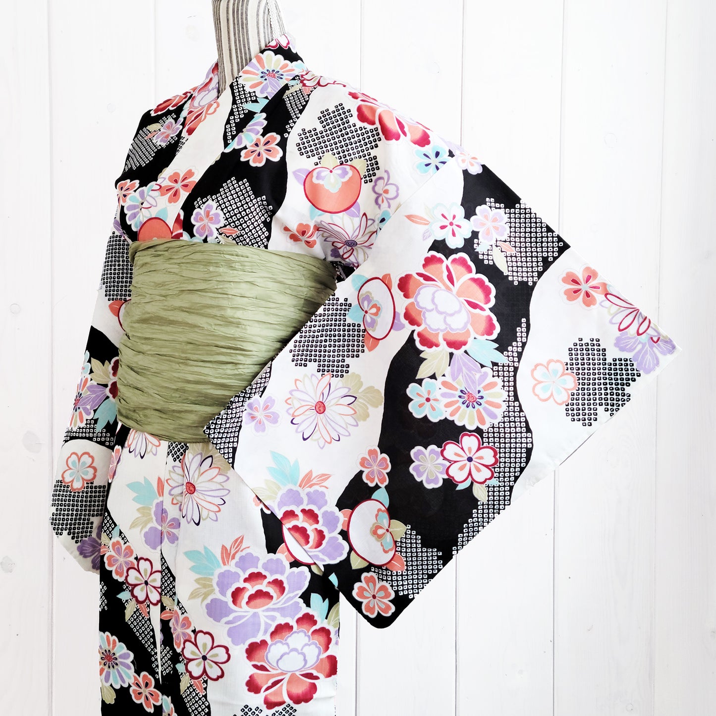 Women's Traditional Japanese Yukata Kimono - Multicolored Flowers in Black and White