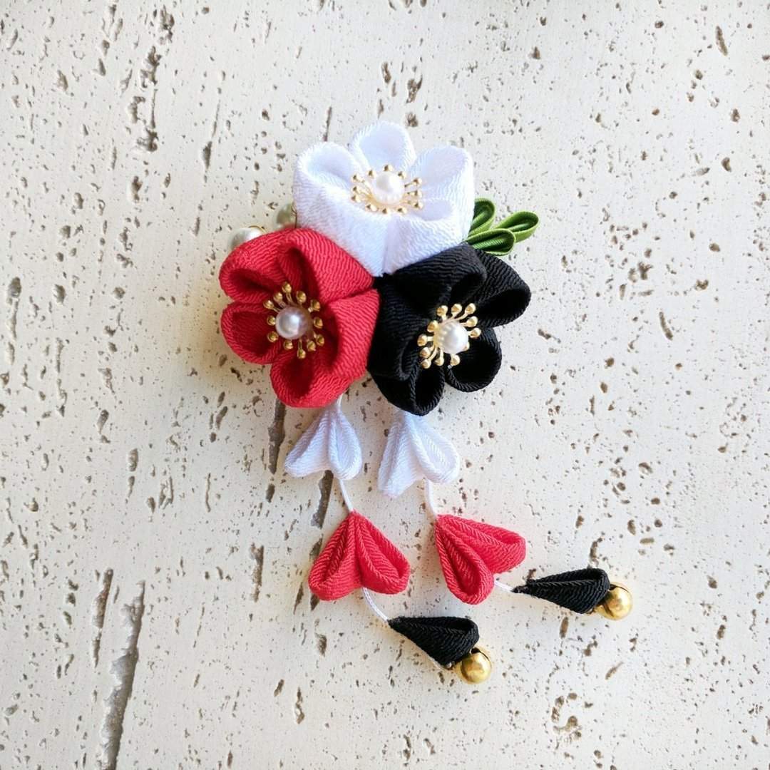 Kanzashi Plum Blossoms Dangle Hair Clip for Japanese Kimono - Black White Red