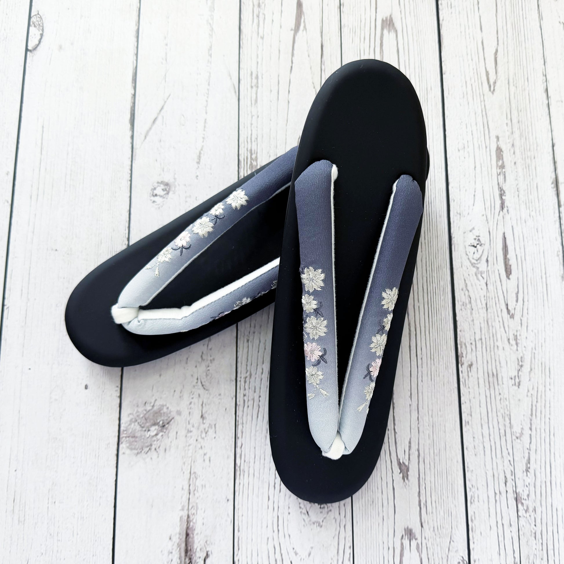 Traditional Japanese Women's Zori Sandals – Floral Embroidery Black