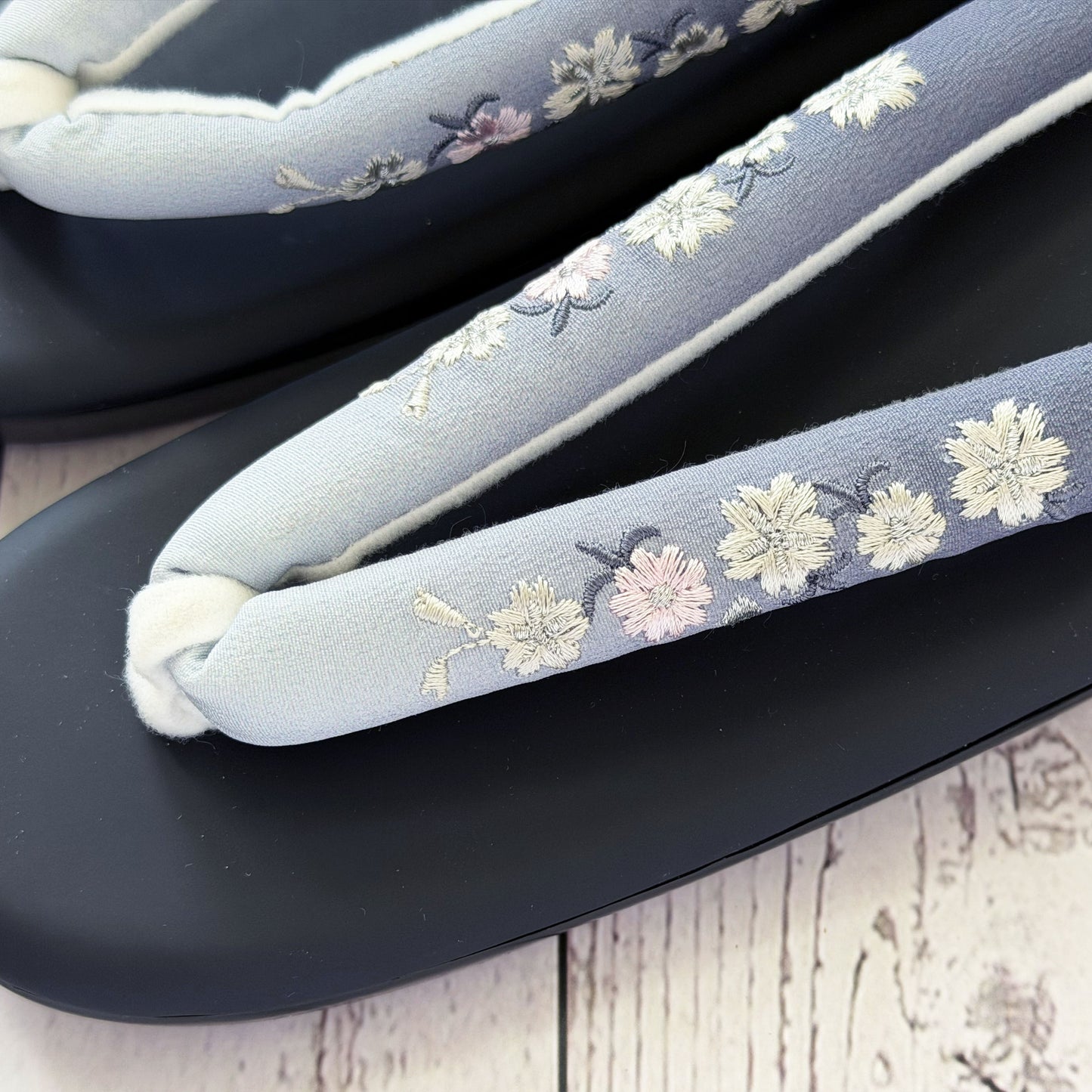 Traditional Japanese Women's Zori Sandals – Floral Embroidery Black