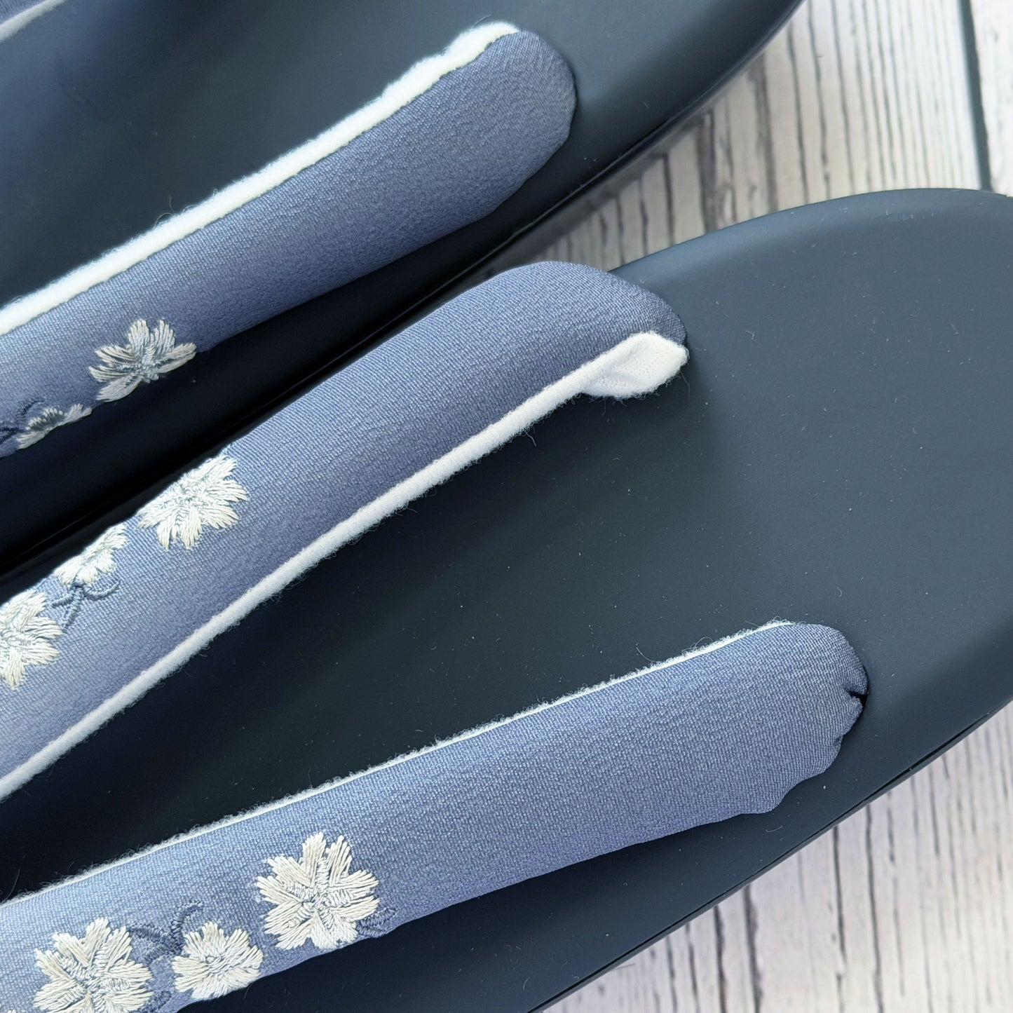 Traditional Japanese Women's Zori Sandals – Floral Embroidery Black