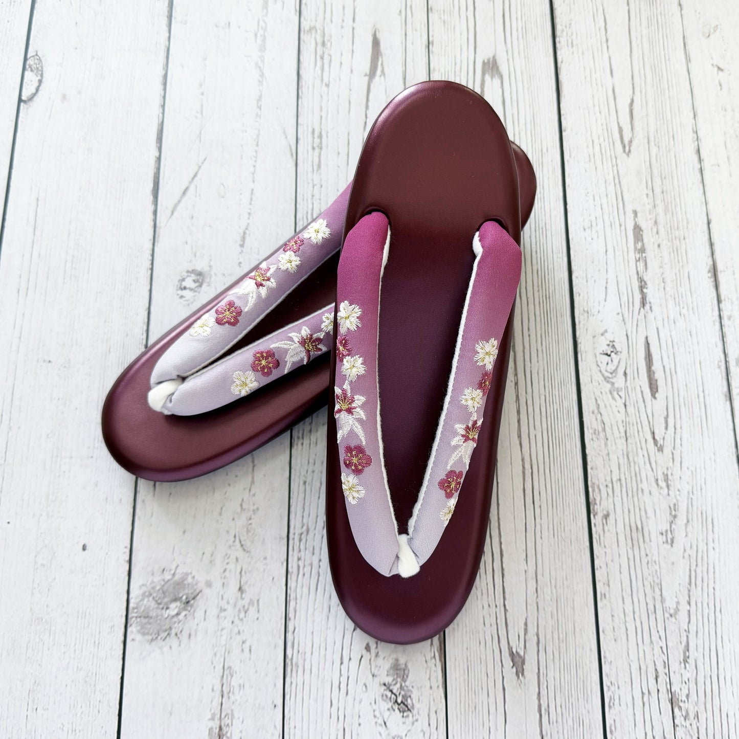 Traditional Japanese Women's Zori Sandals – Floral Embroidery Maroon