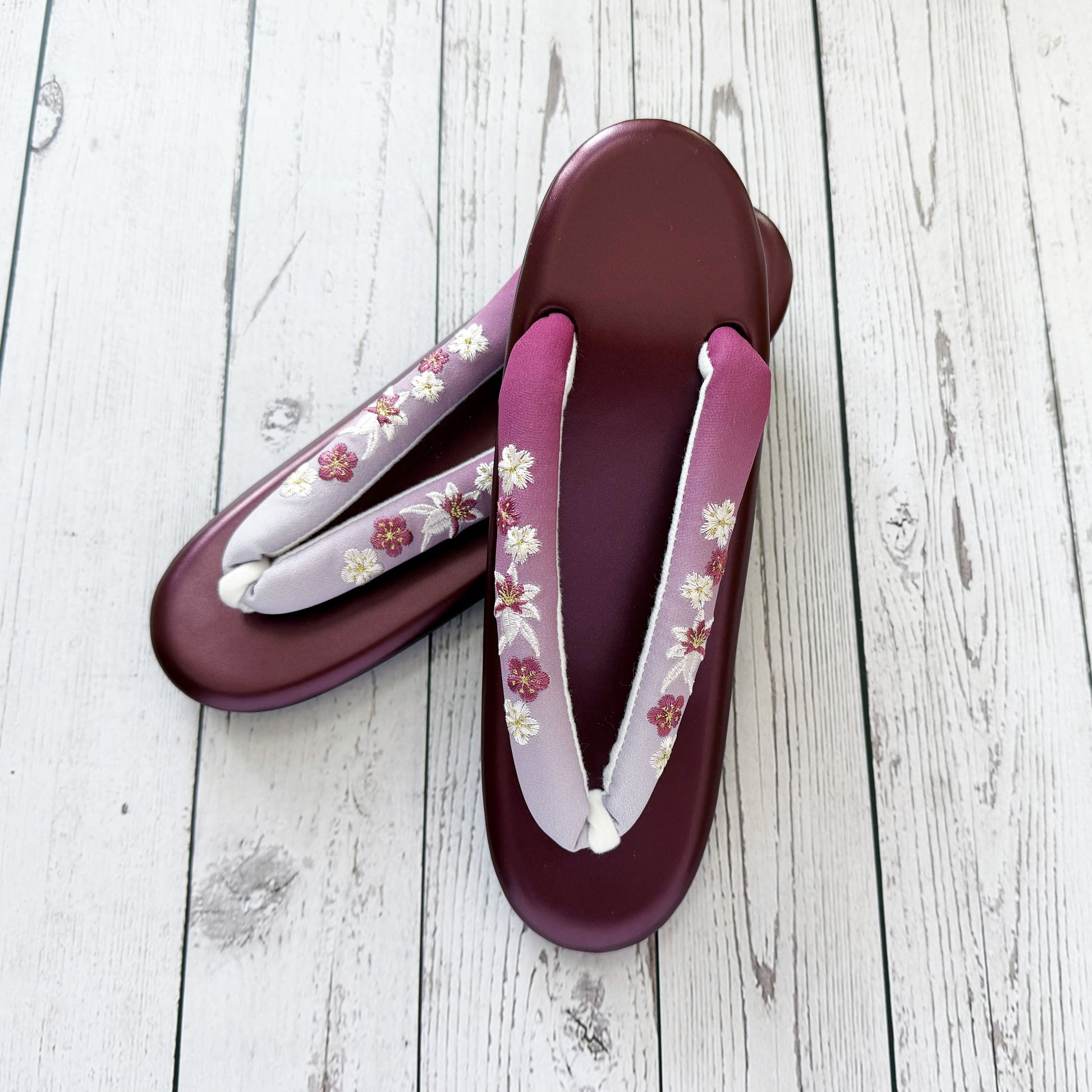 Traditional Japanese Women's Zori Sandals – Floral Embroidery Maroon