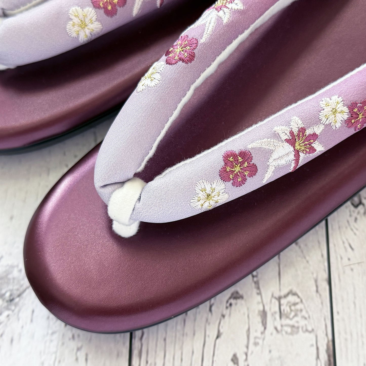 Traditional Japanese Women's Zori Sandals – Floral Embroidery Maroon