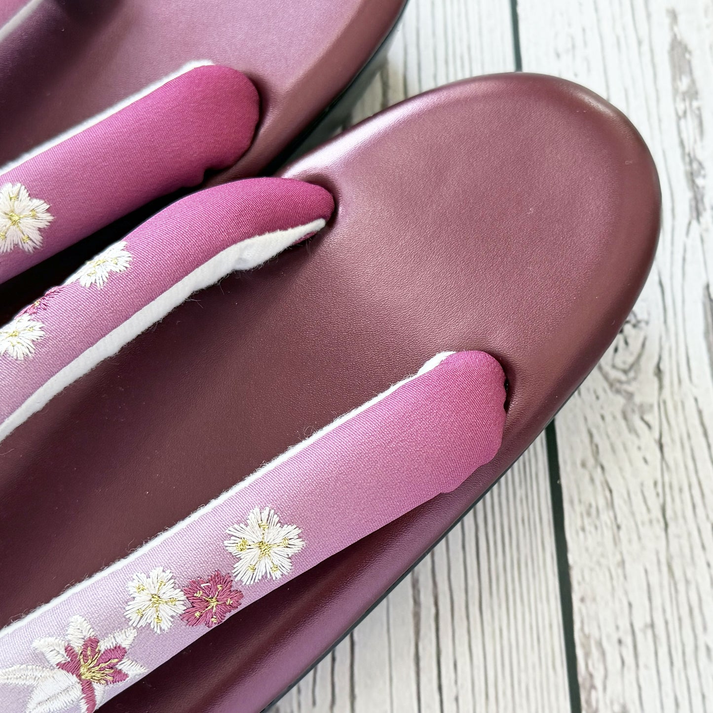Traditional Japanese Women's Zori Sandals – Floral Embroidery Maroon
