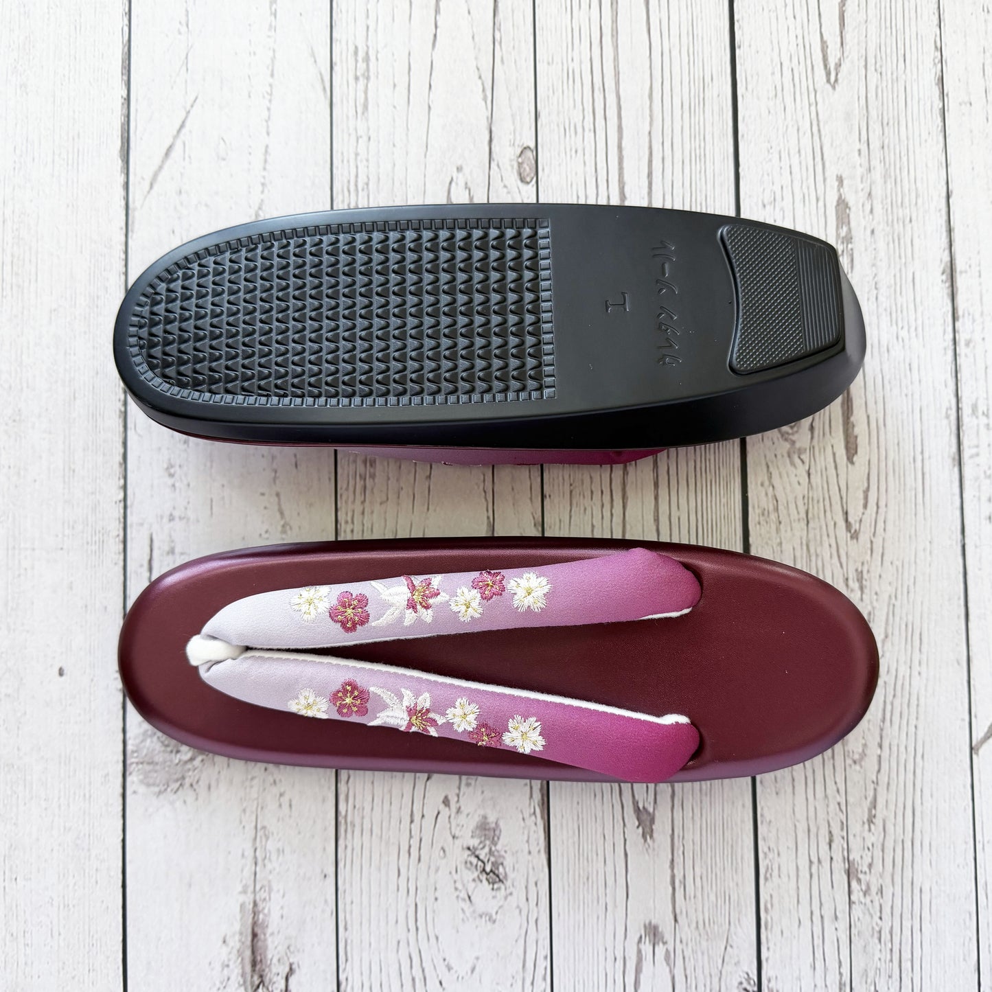 Traditional Japanese Women's Zori Sandals – Floral Embroidery Maroon