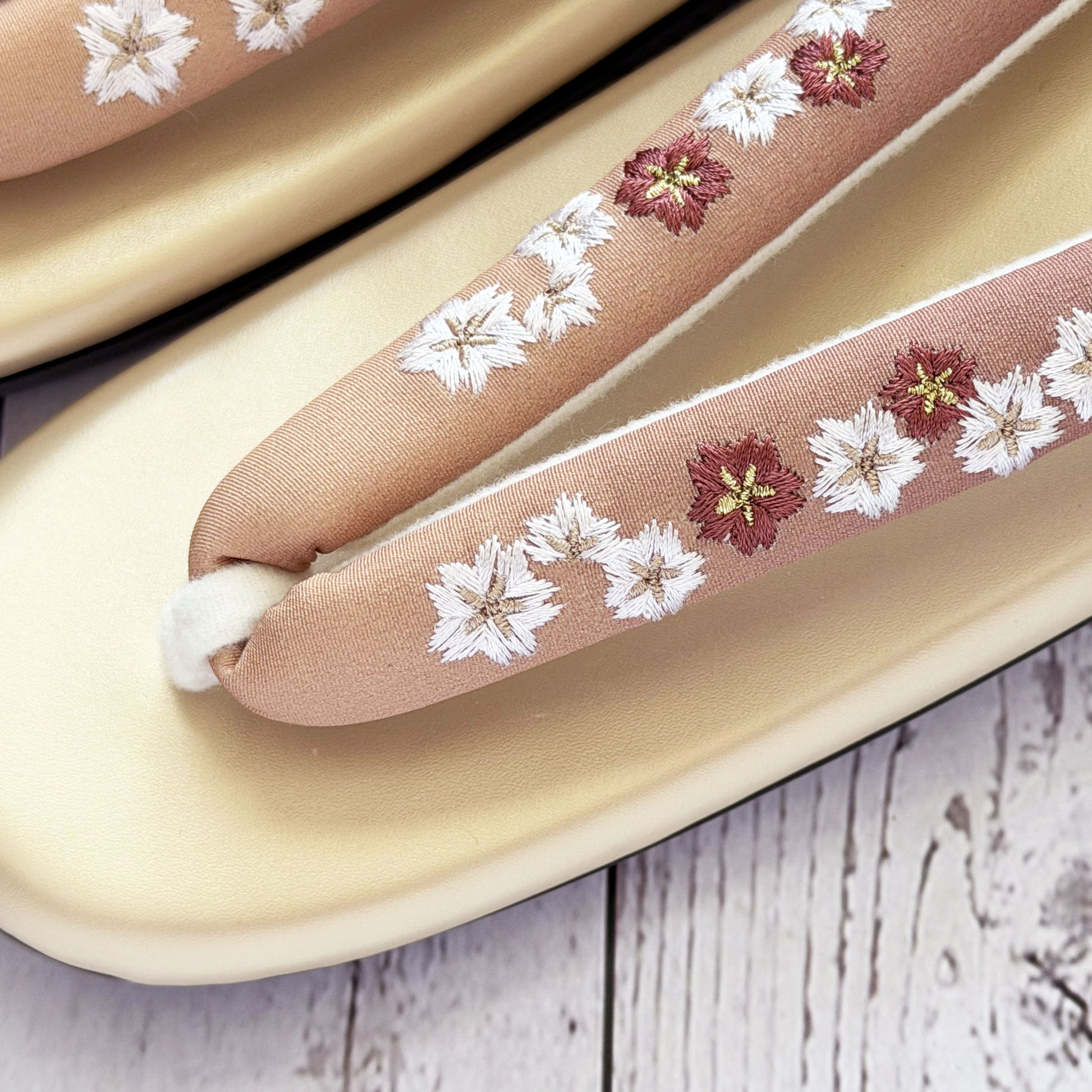 Traditional Japanese Women's Zori Sandals – Floral Embroidery Gold
