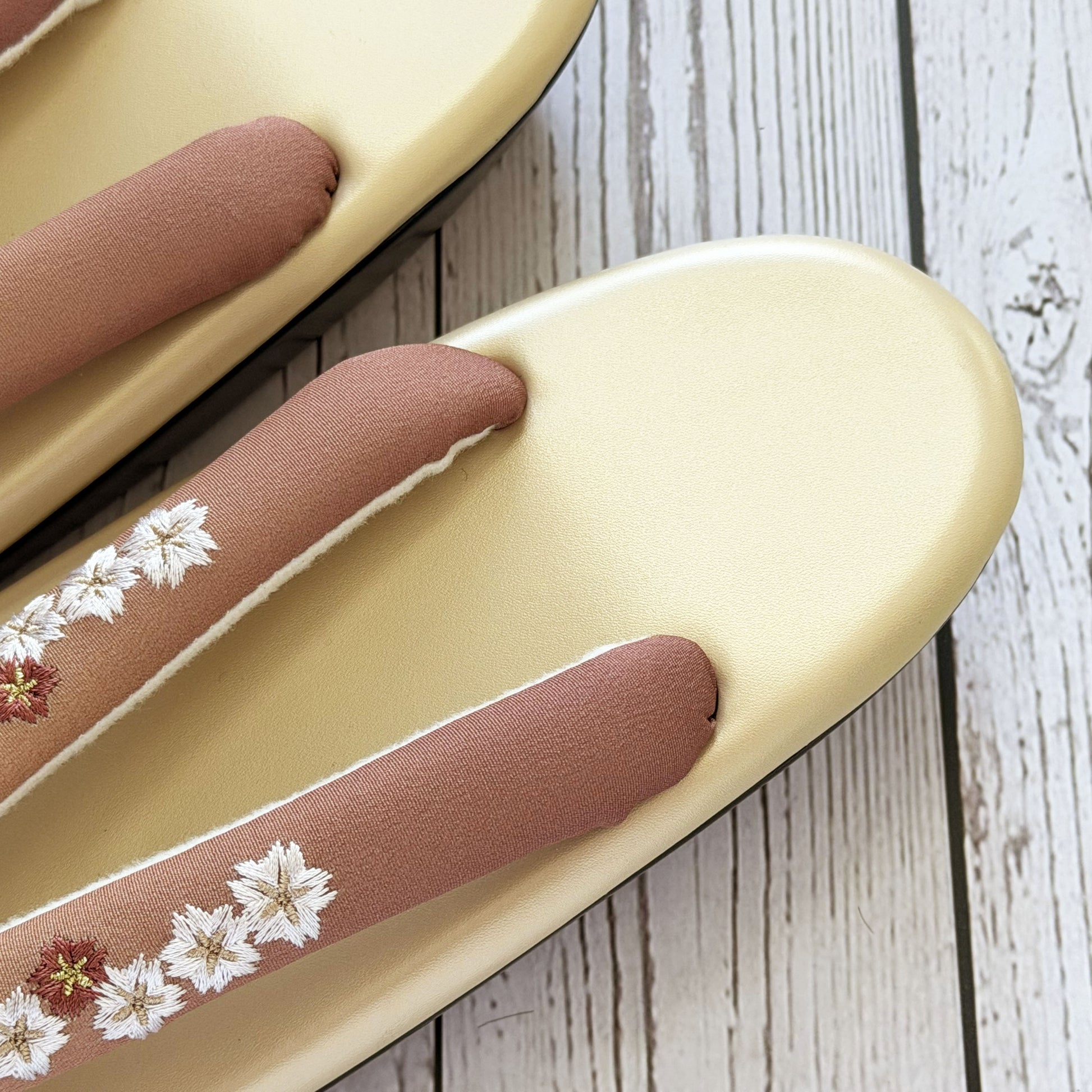Traditional Japanese Women's Zori Sandals – Floral Embroidery Gold