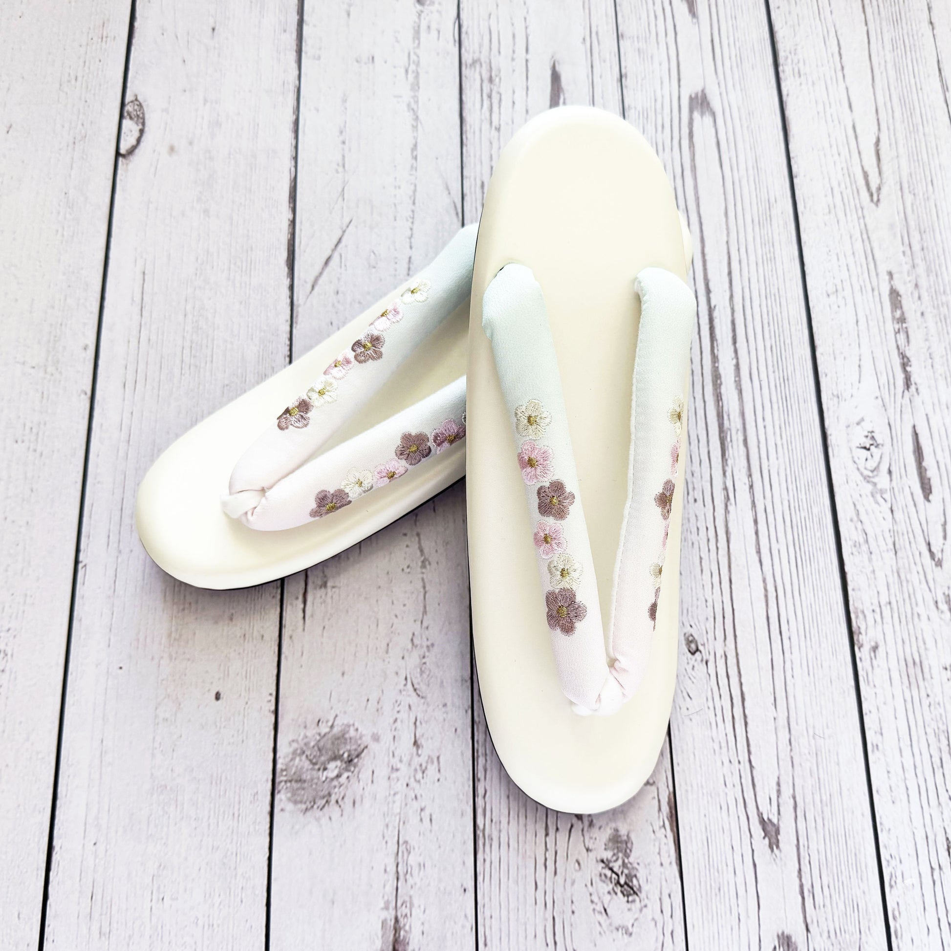 Traditional Japanese Women's Zori Sandals – Floral Embroidery White