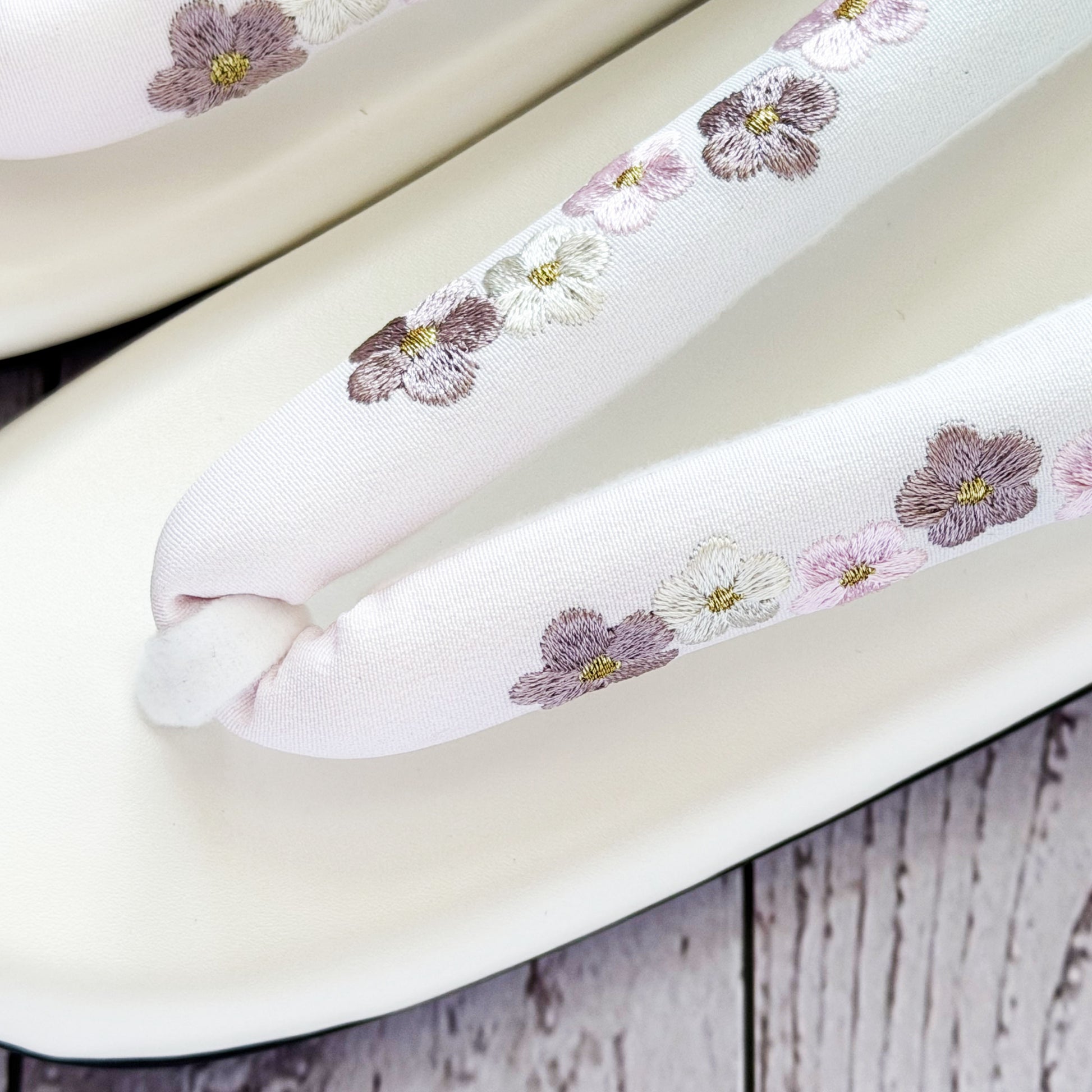 Traditional Japanese Women's Zori Sandals – Floral Embroidery White