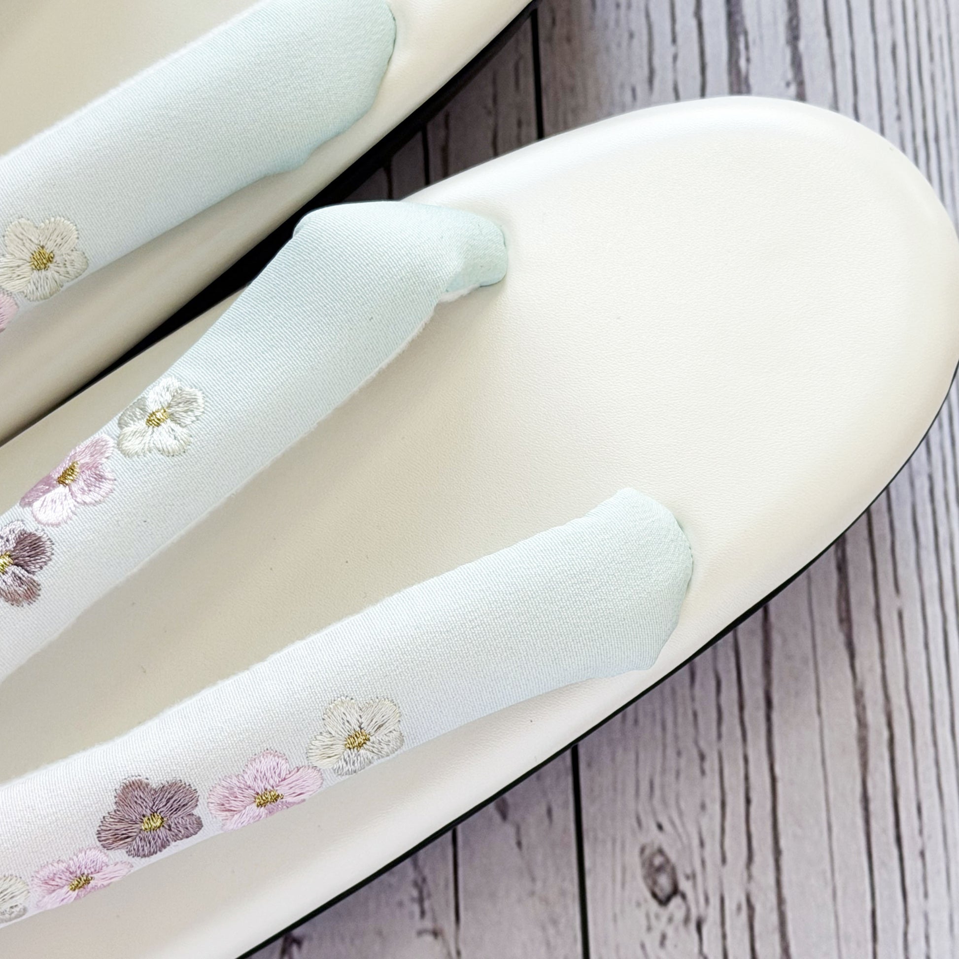 Traditional Japanese Women's Zori Sandals – Floral Embroidery White