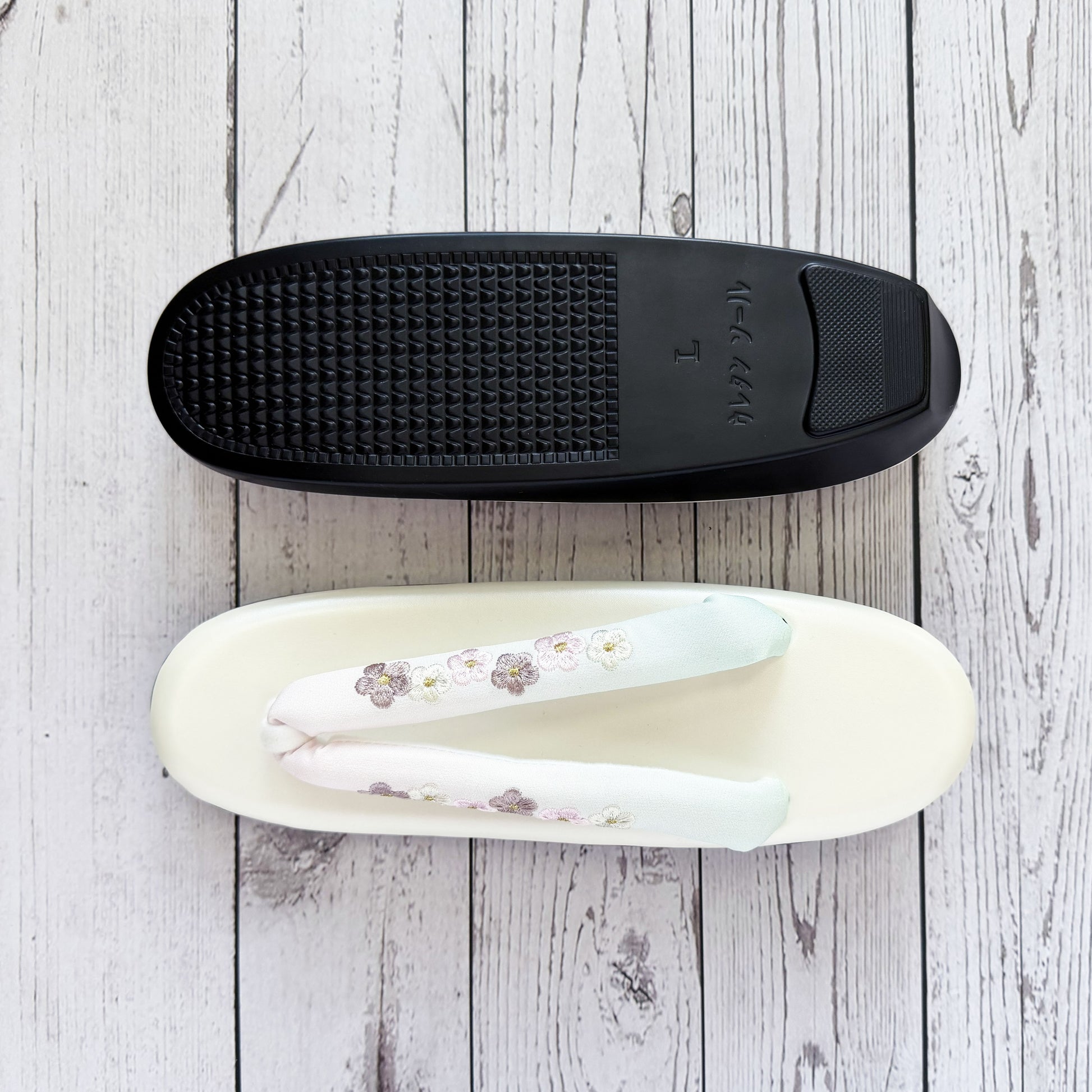 Traditional Japanese Women's Zori Sandals – Floral Embroidery White