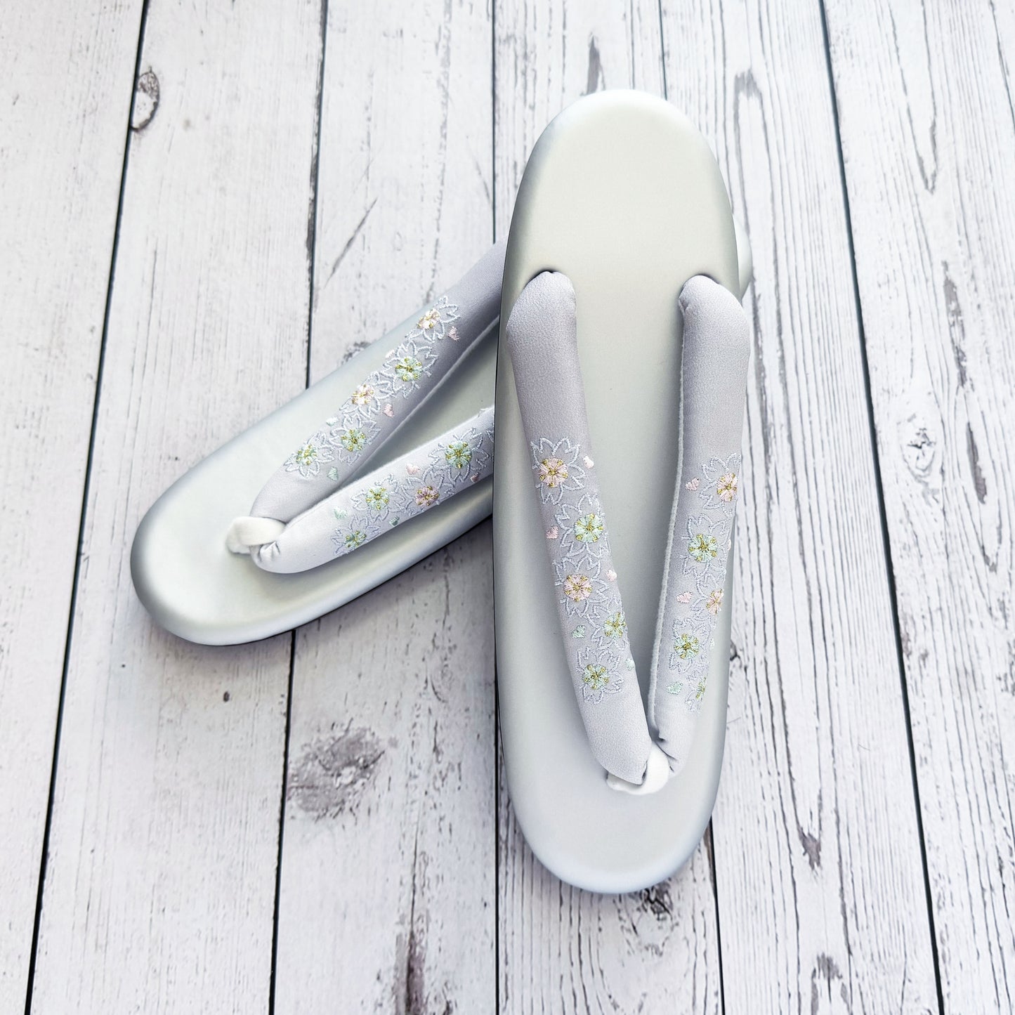 Traditional Japanese Women's Zori Sandals – Floral Embroidery Silver