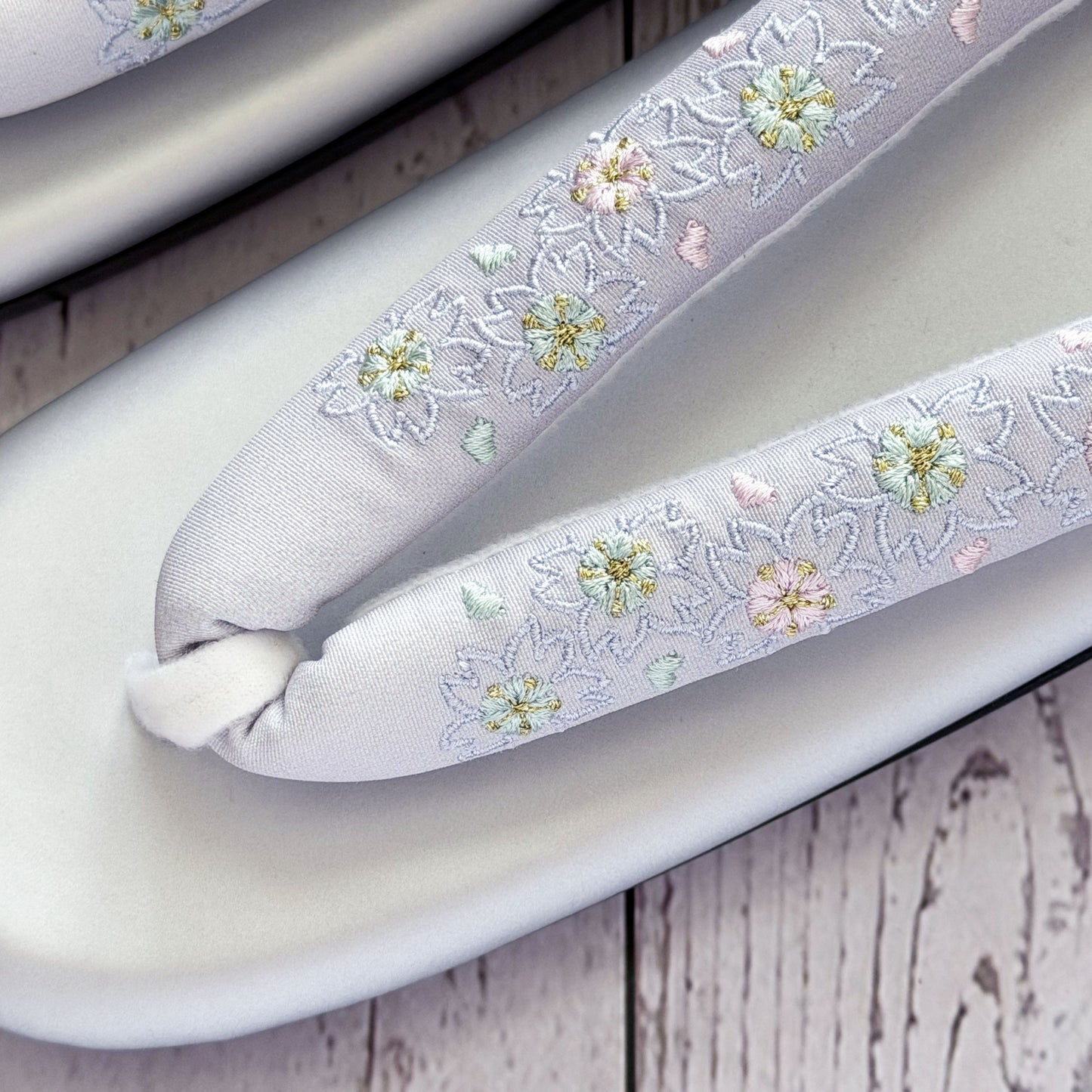 Zori Sandals – Floral Embroidery Silver (26 cm)