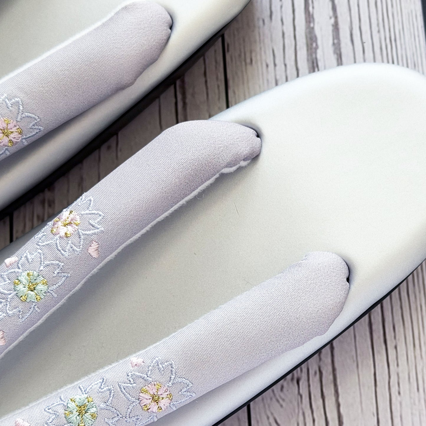 Zori Sandals – Floral Embroidery Silver (26 cm)
