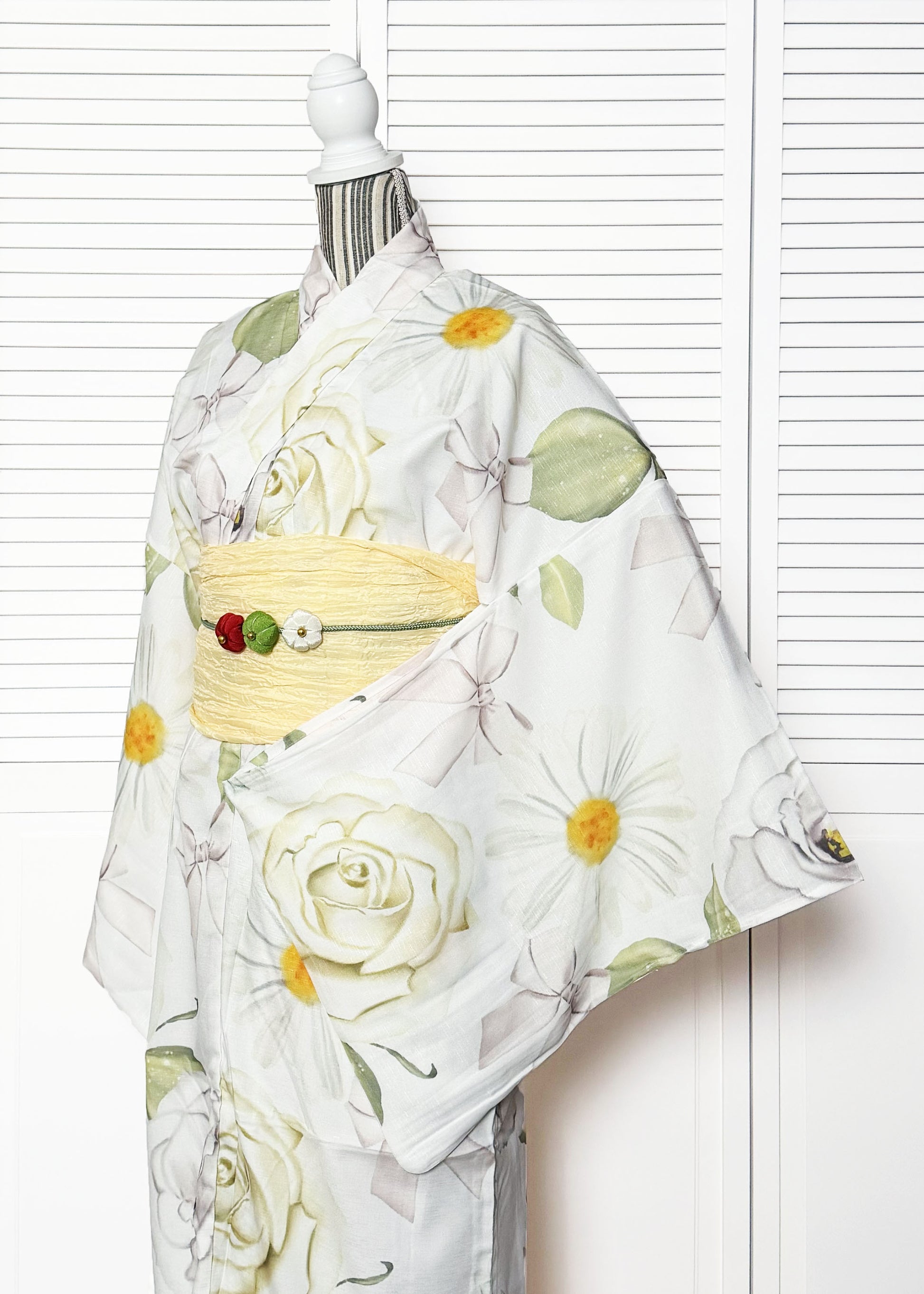 Traditional Japanese Women's Yukata Kimono Plus Size - Roses in White