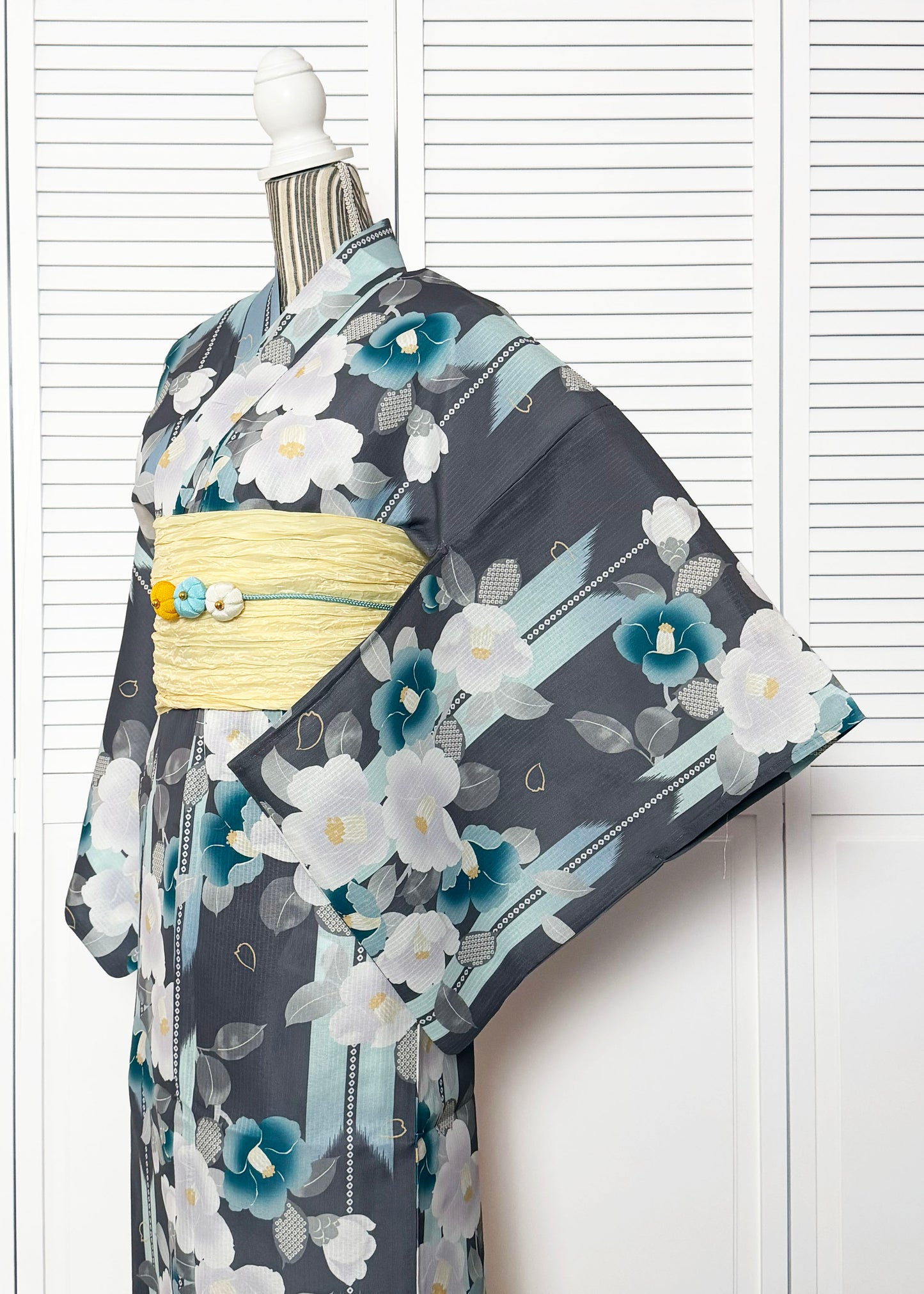Traditional Japanese Summer Yukata Kimono - Green Camellia in Gray