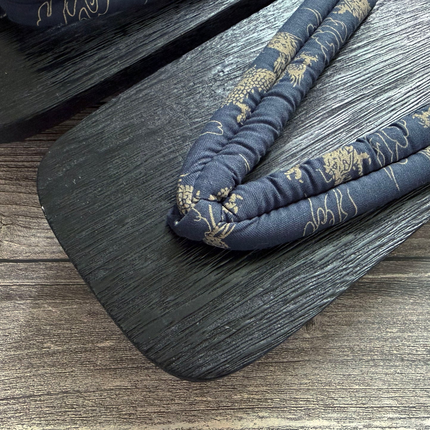 Geta Sandals - Dragons in Black (10.6 inches)