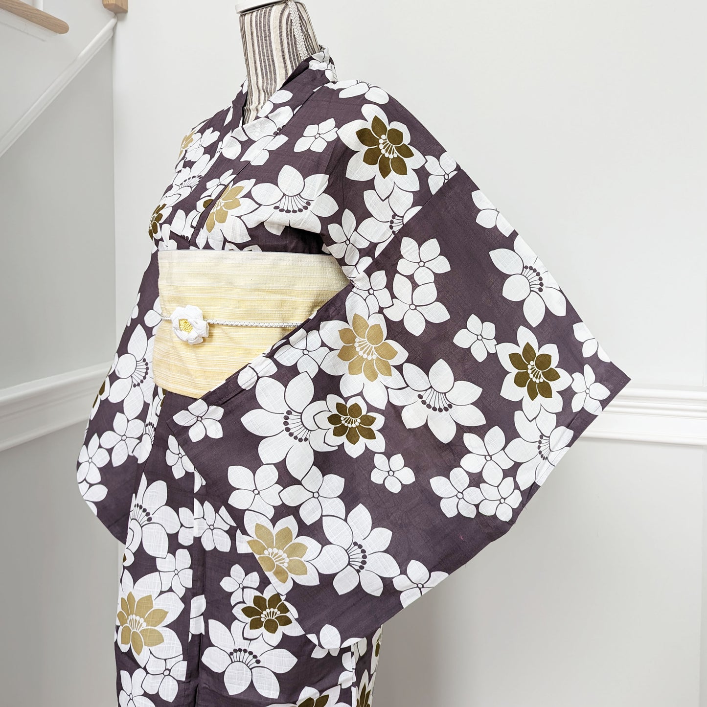 Japanese Yukata Kimono - White Flowers in Brown