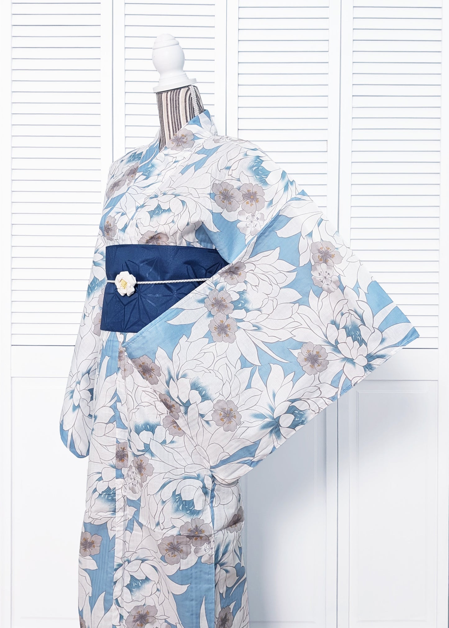 Japanese Yukata Kimono - White Chrysanthemums in Blue