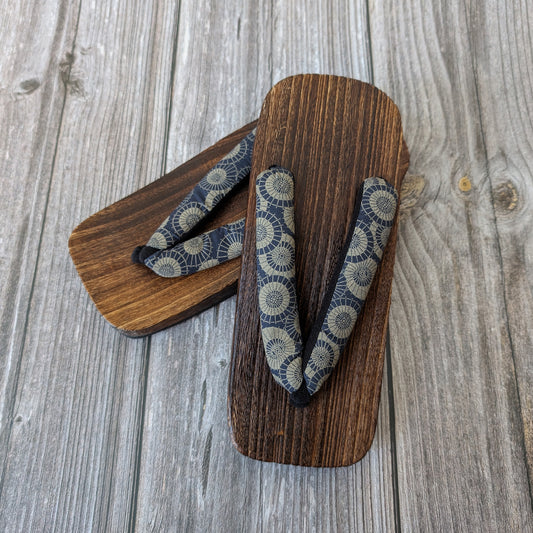 Japanese Men's Traditional Wooden Geta Sandals - Umbrellas in Indigo