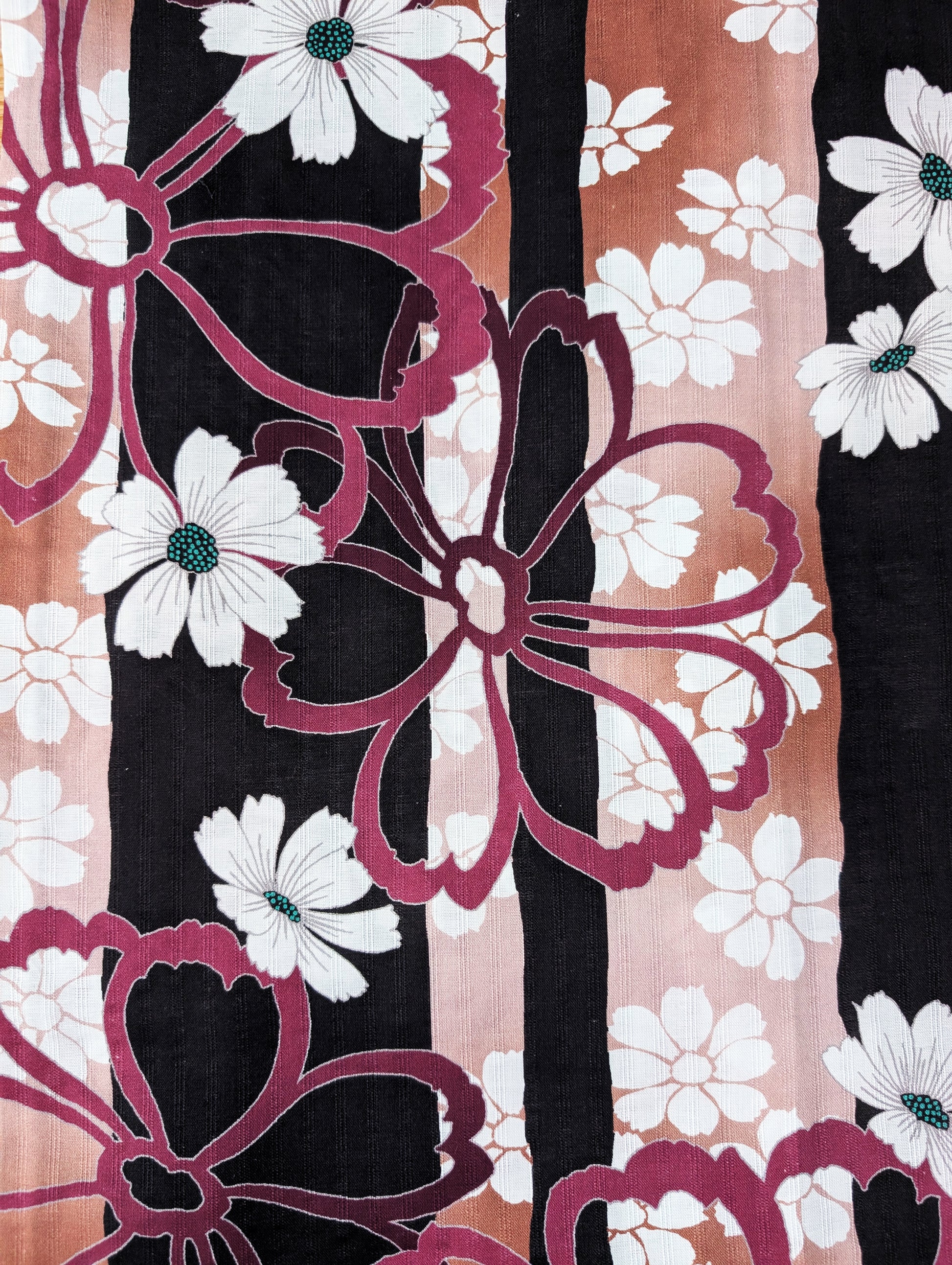 Traditional Japanese Floral Yukata Kimono - White Daisies in Black/Red