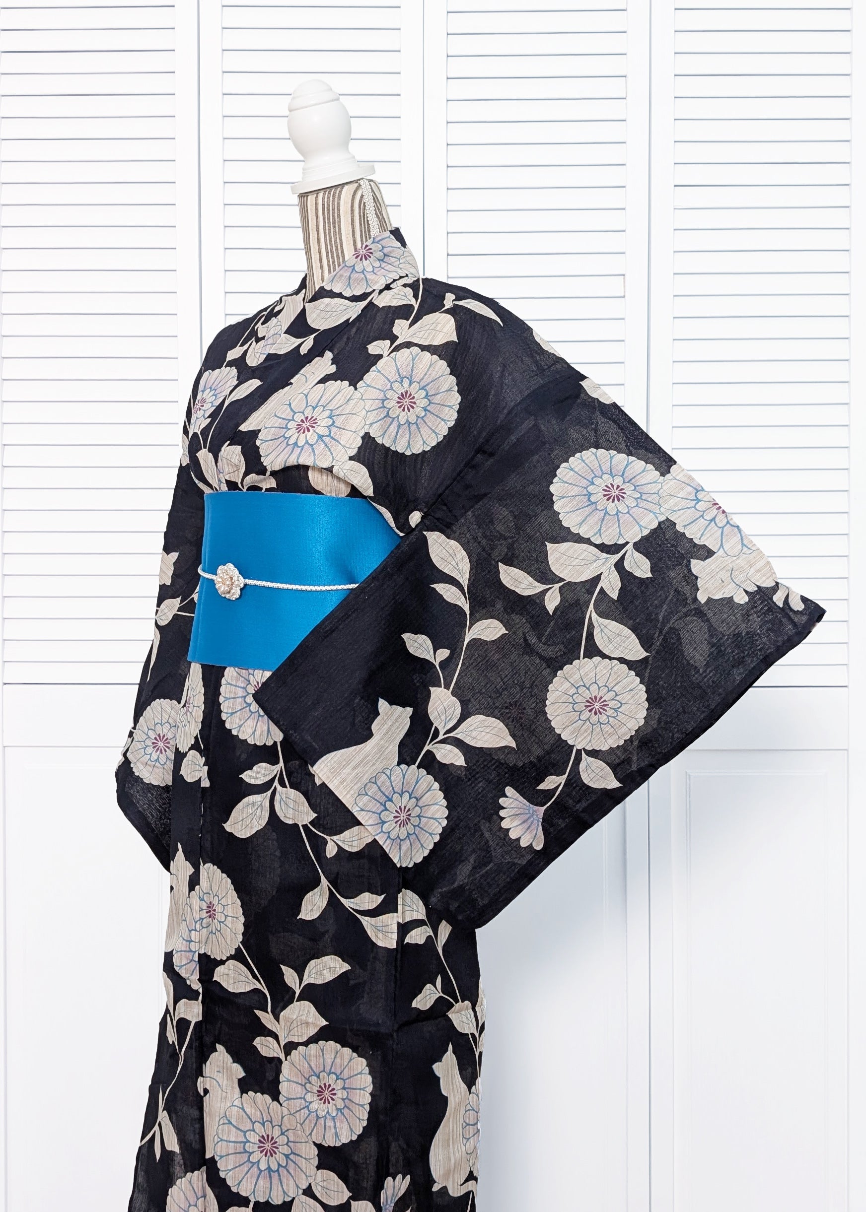 Japanese Traditional Women's Yukata Kimono - Cat and Flower in Black