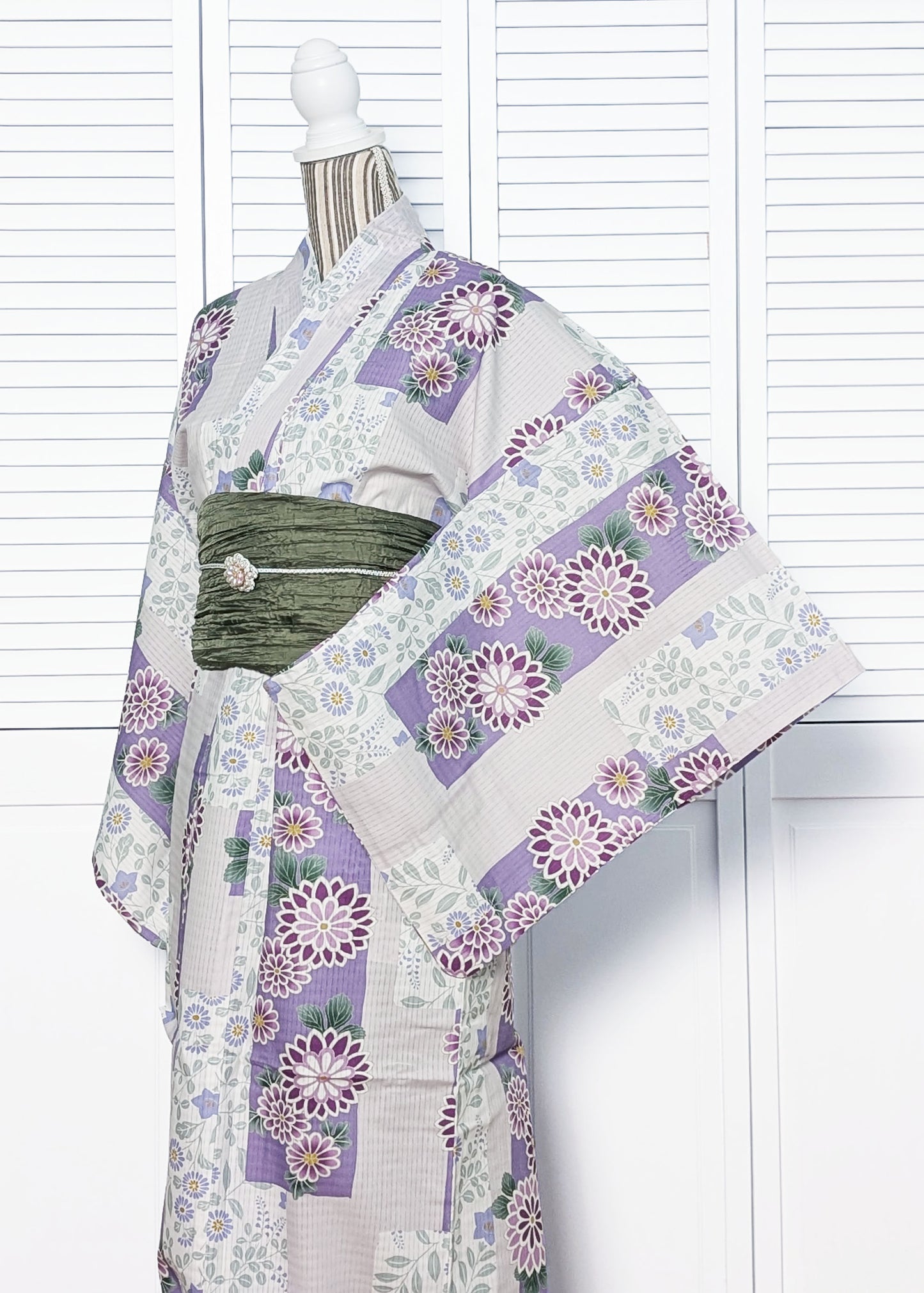 Traditional Japanese Women's Yukata Kimono - Purple Floral Patterned