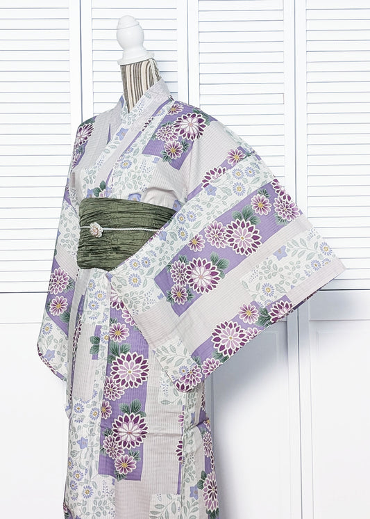 Traditional Japanese Women's Yukata Kimono - Purple Floral Patterned