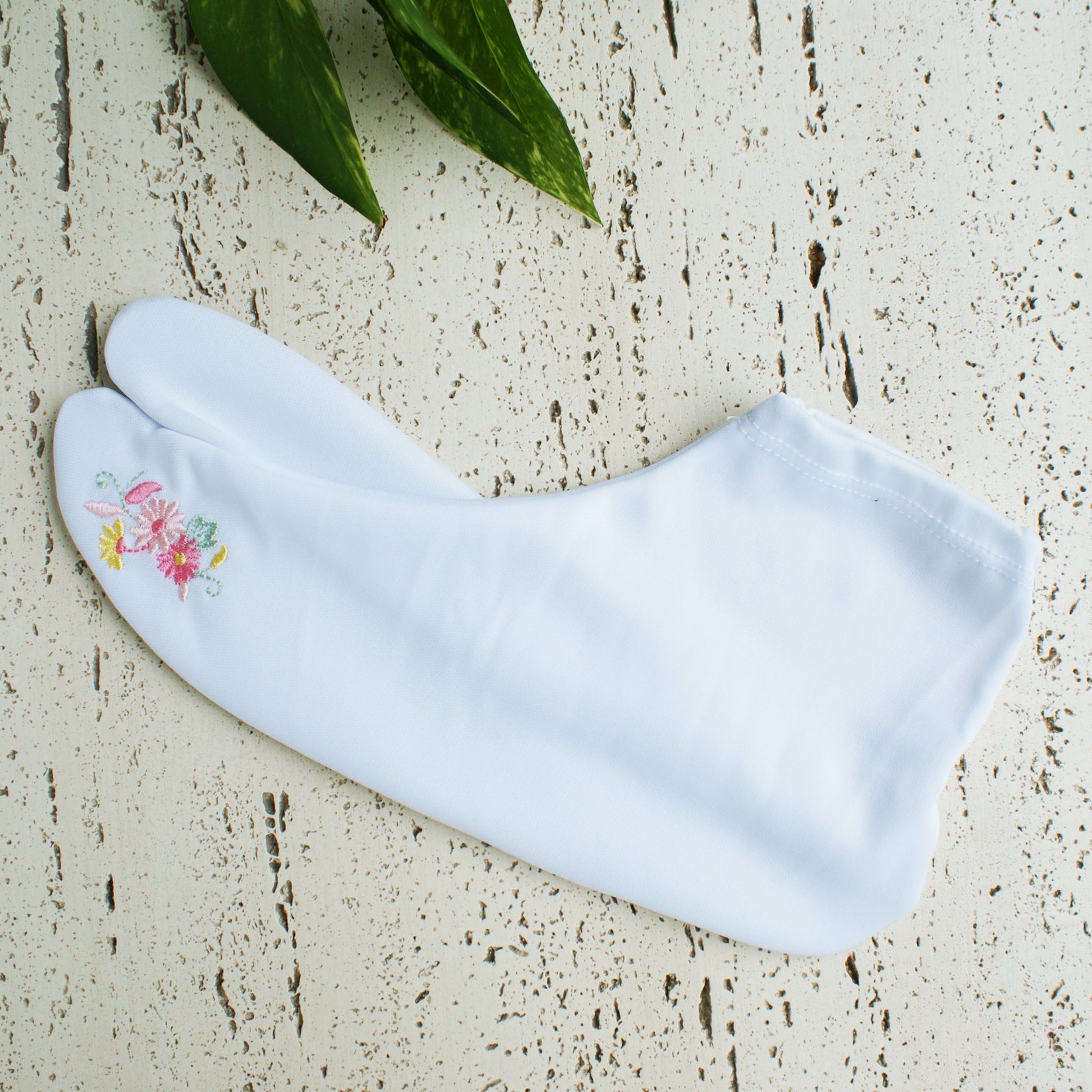 Women's Japanese Tabi Socks Chrysanthemum Embroidery in White